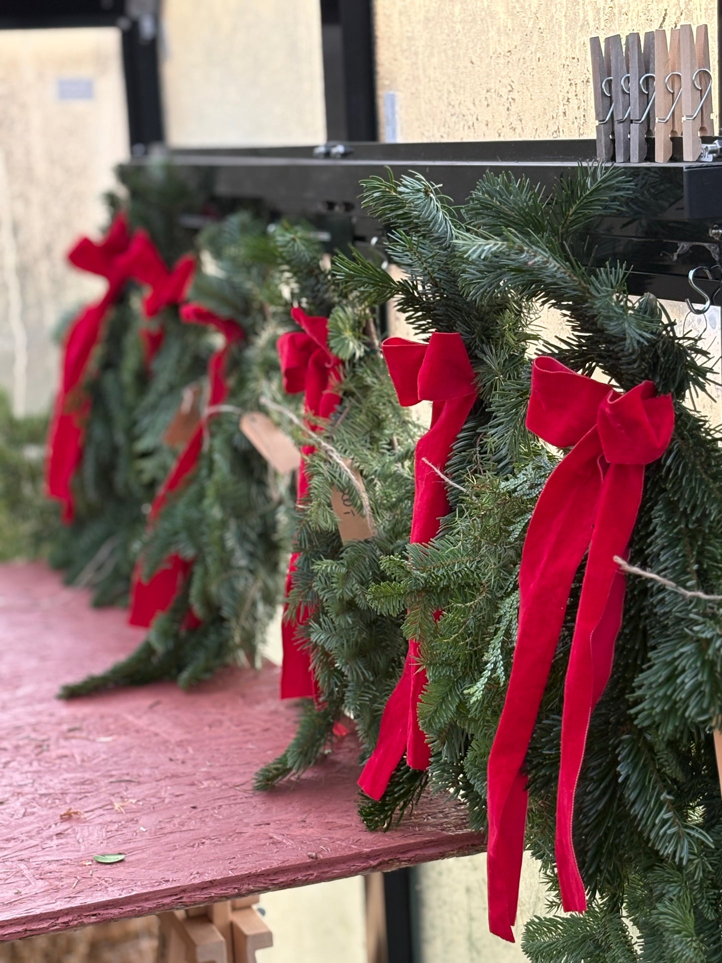 Dørheng med rød sløyfe