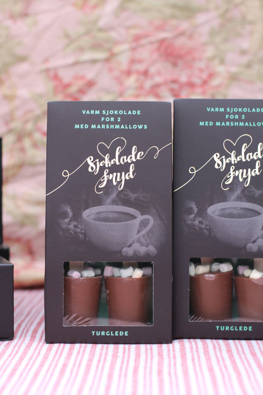 Varm sjokolade for to med marshmallows